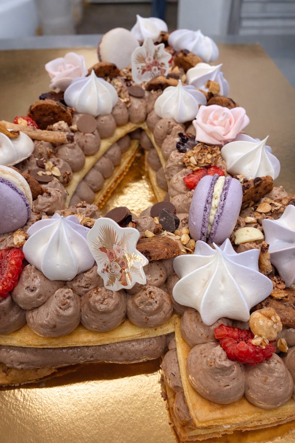 Gâteau de fête décoré de meringues et de macarons