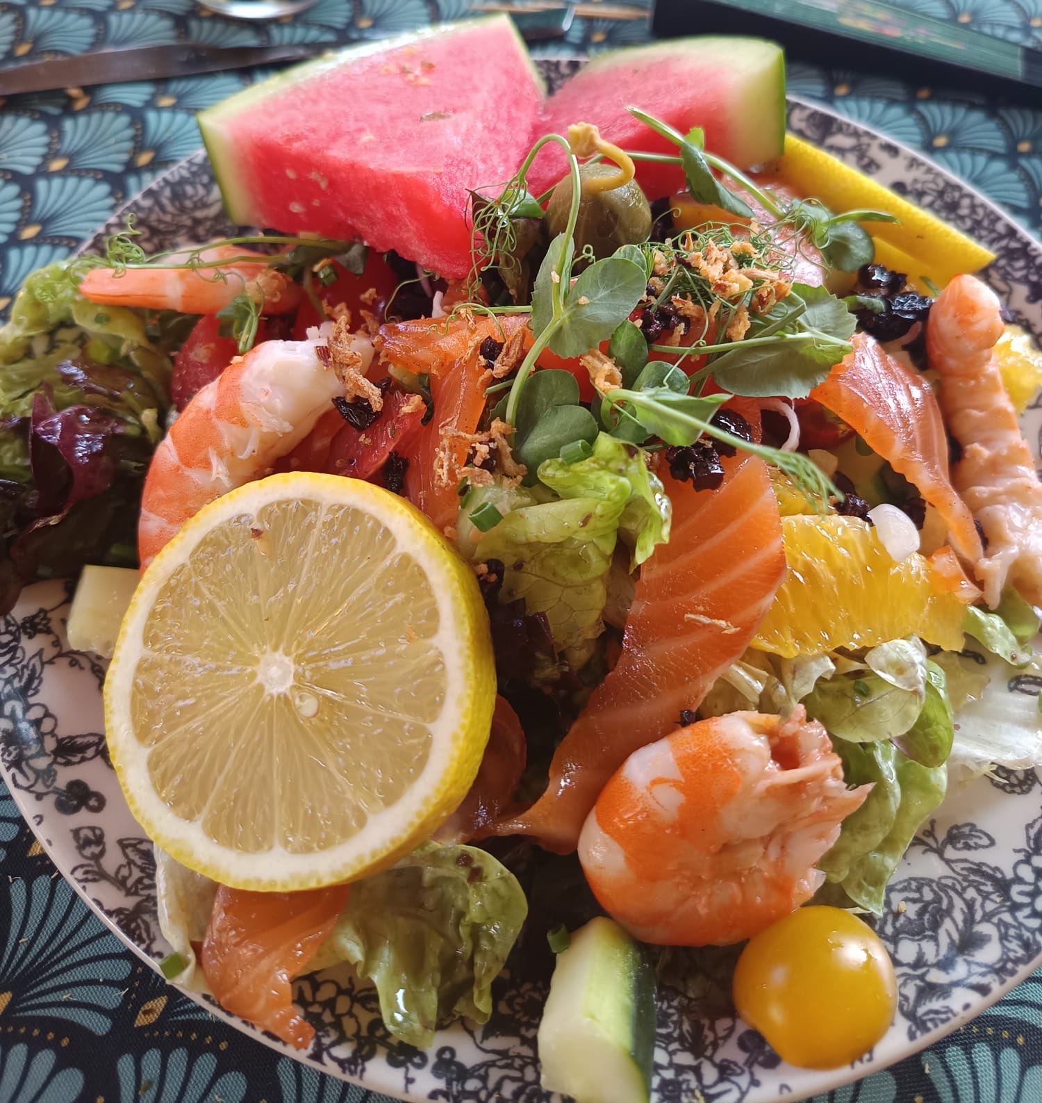 Salade fraîche aux crevettes et saumon