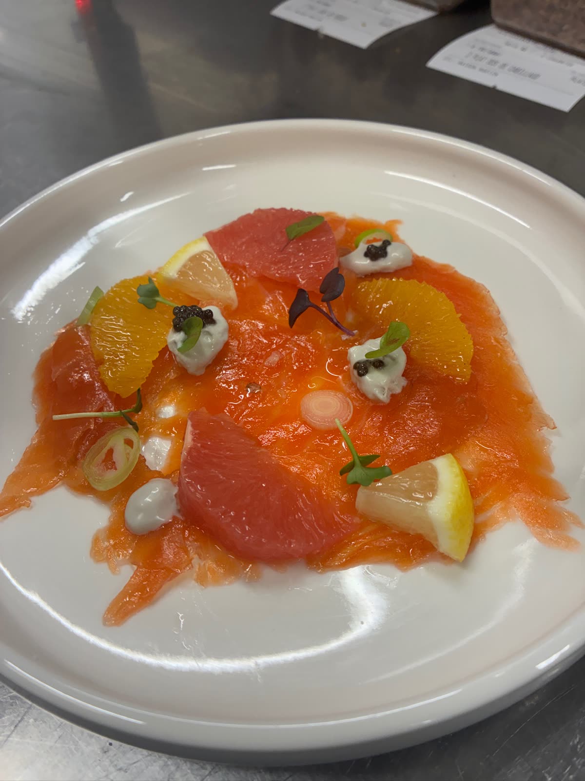 Saumon mariné aux agrumes, servi à l’assiette